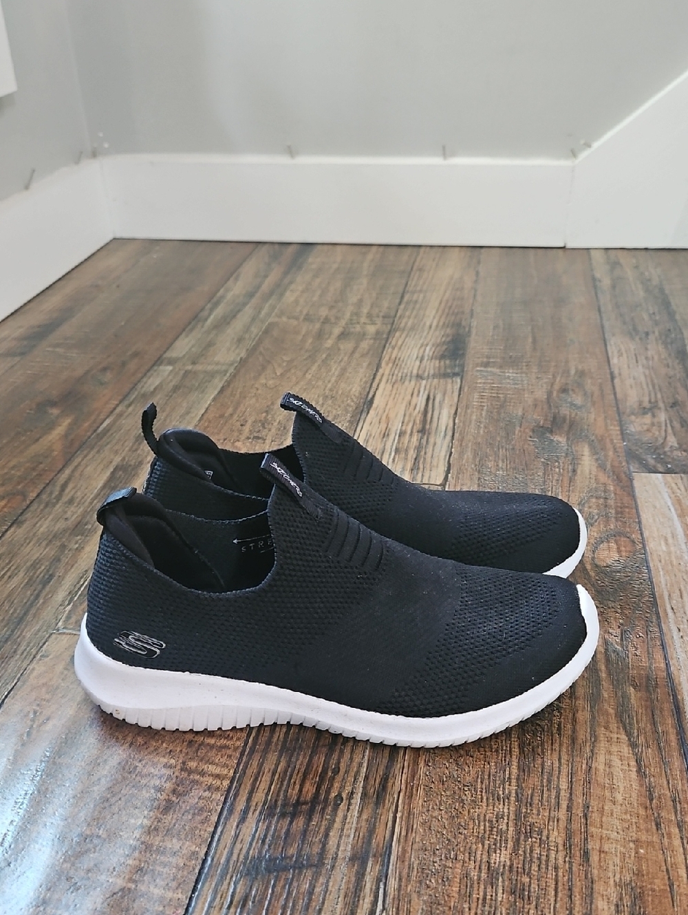 Skechers Womens Black Knit Slip-On Walking Shoes/Sneakers with White Sole
